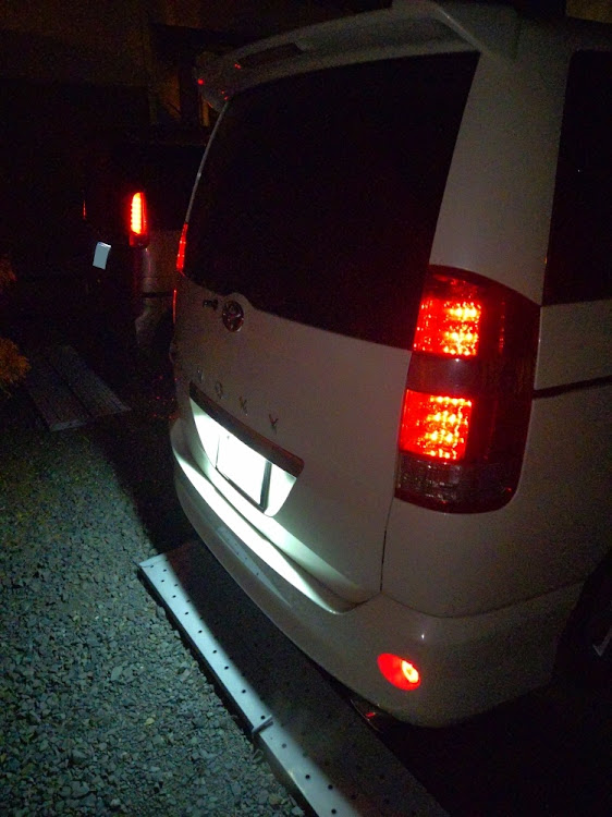 ヴォクシーの記念に撮ってみた・#車好き・ナイトショット・いいね！をしてくれた人に感謝✨に関するカスタム事例の投稿画像3枚目