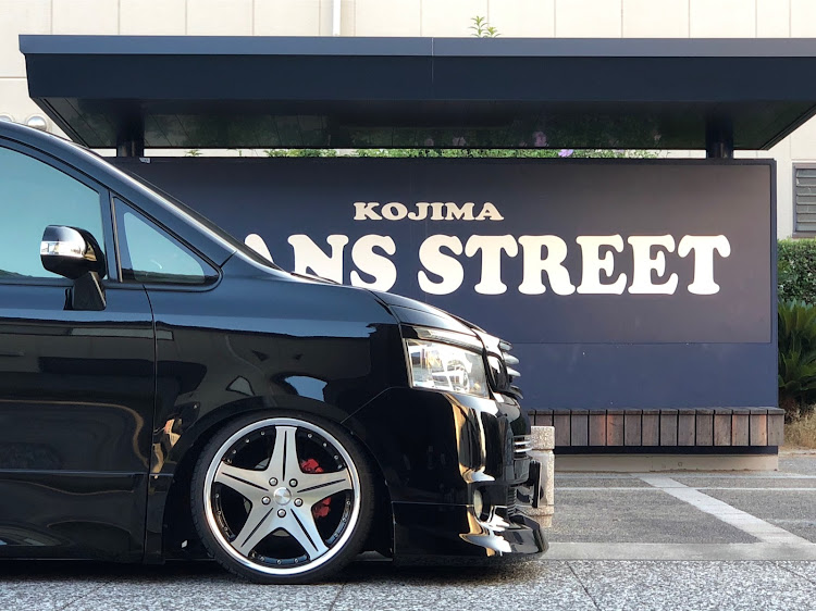 ヴォクシーの安定のWORKホイール・WORK・ユーロラインSL・WORK・LS406・19インチ・新しければ凄い訳でも無く、古くなっても良いものは輝き続けるに関するカスタム事例の投稿画像1枚目