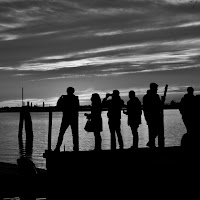 turisti che osservano il tramonto della laguna di Venezia di ricky_cettolin