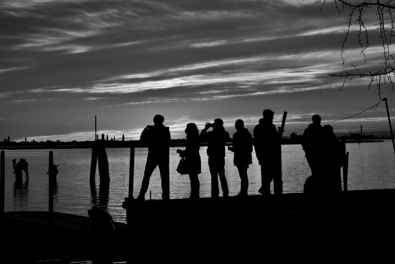 turisti che osservano il tramonto della laguna di Venezia di ricky_cettolin