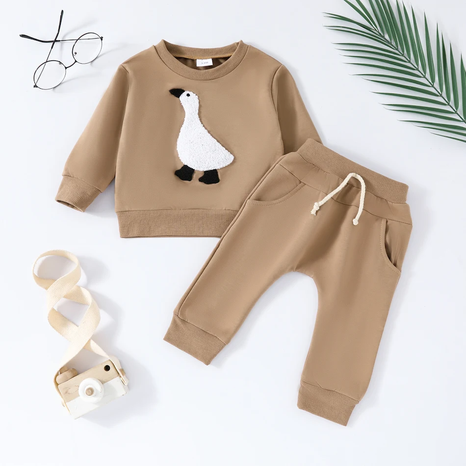 Conjunto de moletom infantil para meninos e meninas, confortável e estiloso. Perfeito para brincar, praticar esportes ou usar no dia a dia.
