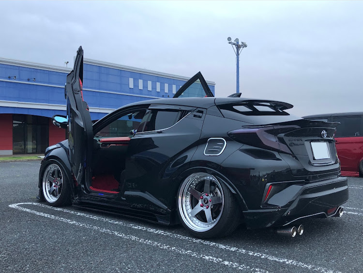 C-HRのKuhl Racing・BOLD WORLD・w5s・シザーズドア・KWGPに関するカスタム事例の投稿画像3枚目