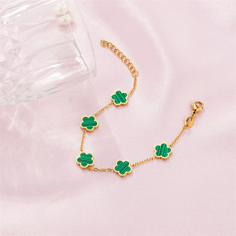 Bracelet Fleur de Gomme Dorée avec Goutte Verte Fraîche et Charmante. Un bijou élégant pour un look frais et original, parfait pour toutes occasions.