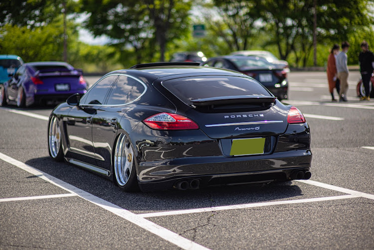 パナメーラのパナメーラ4S・rotiform・ポルシェ・airliftperformanceに関するカスタム事例の投稿画像1枚目