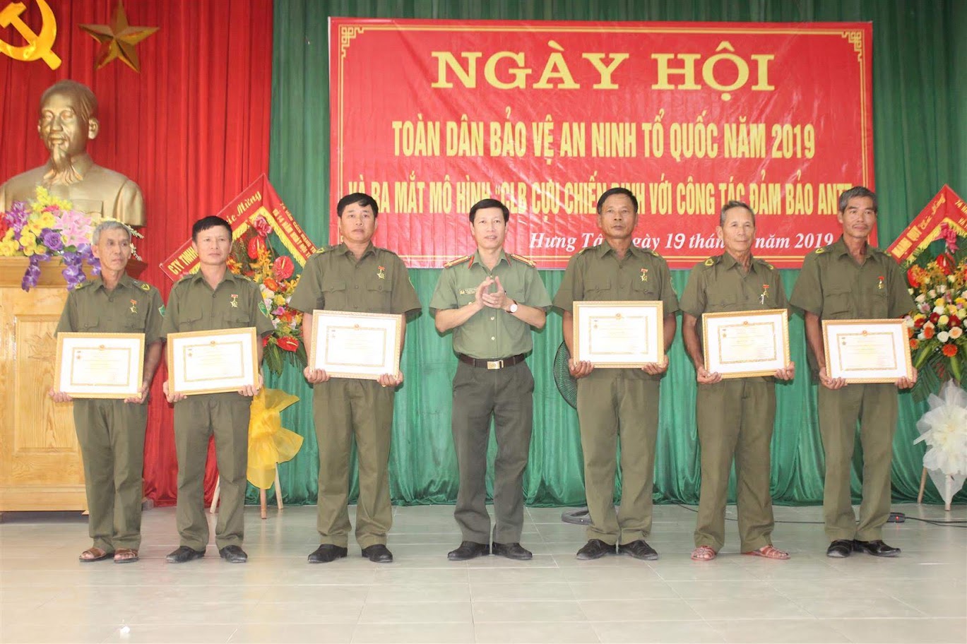 Khen thưởng và trao kỷ niệm chương cho các cá nhân có thành tích trong phong trào Toàn dân bảo vệ ANTQ và đấu tranh phòng, chống tội phạm       