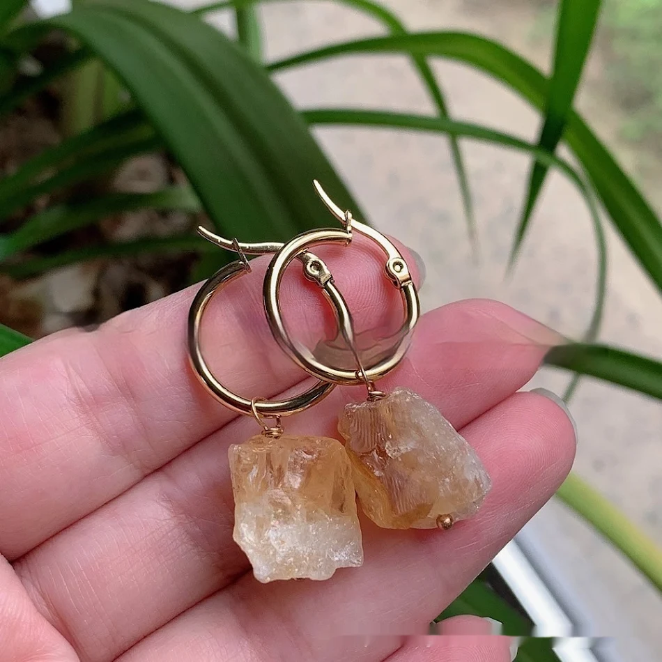 Boucles d'oreilles en cristal naturel carré brut, acier titane, forme irrégulière minérale. Pour un look unique et naturel.