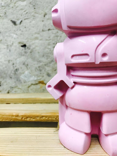 robot en béton rose fuchsia