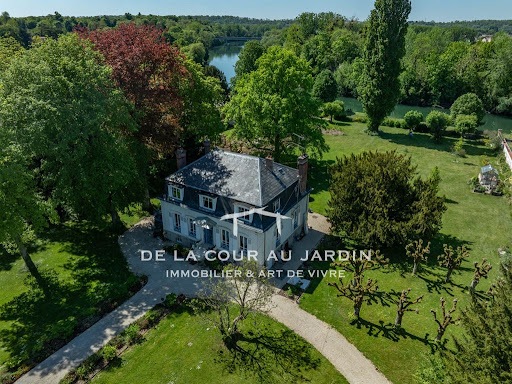 Prestige house for sale in Germigny-l'Evêque (77910) - Mansion with garden and river background