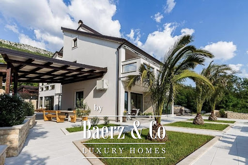 Maison contemporaine avec piscine et jardin 1