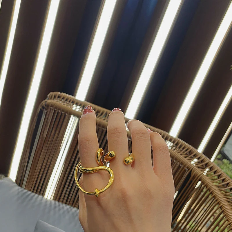 Anel Minimalista de Moda Retrô com Onda Linear Design minimalista e moderno. Um acessório elegante e versátil para mulheres que amam estilo retrô e fashion.