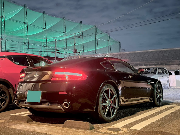 ヴァンテージ クーペのアストンマーチン　V8ヴァンテージ・休日の楽しみ♪・緑のある街・打ちっぱなし練習場・夜のファミレス駐車場に関するカスタム事例の投稿画像3枚目