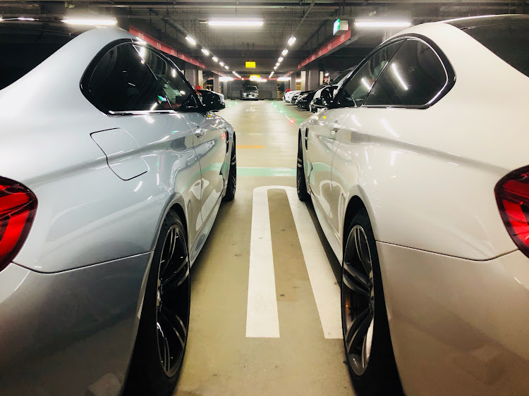 M4 クーペのF82・BMW M4・フロントリップ・同じ車いたら並べたくなるに関するカスタム事例の投稿画像1枚目