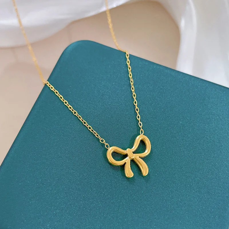 Collier ras du cou femme style Mori en acier titane avec nœud minimaliste, or véritable. Un bijou élégant et raffiné pour la clavicule.