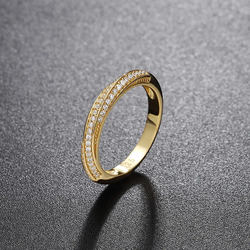 Anillo trenzado para mujer con moissanita y lazo de Mobius. Joyería elegante y única para realzar tu belleza y estilo.