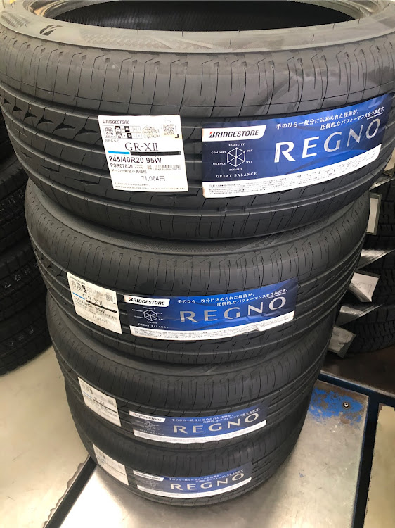 LSのお洒落は足元から・タイヤ交換に関するカスタム事例の投稿画像1枚目