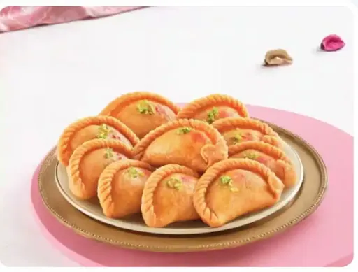 Gujiya 500 Grams With Organic Gulal