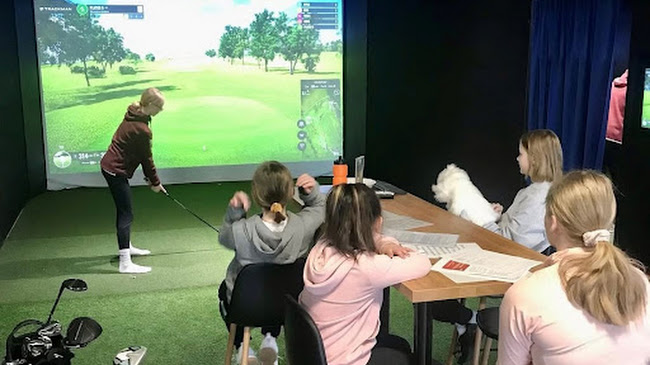 Pelitreeni Trackman-lyöntisimulaattorissa, jotka löytyvät sekä GolfPointista että PadelMarinasta.