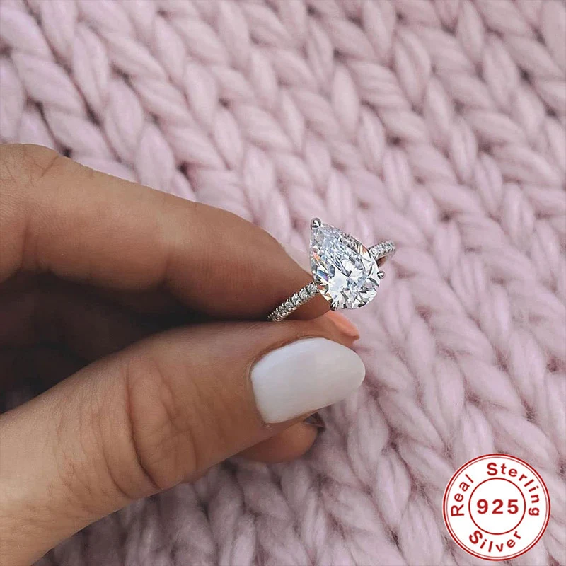 2 Karaat S925 Sterling Zilver Peer Vorm Verlovingsring. Toon je liefde met deze elegante en stralende ring, voor altijd!