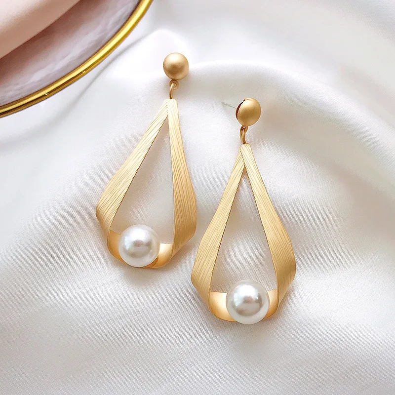 Nieuwe eenvoudige, gepersonaliseerde oorbellen met parels, lange stijl en temperament. Perfect voor een elegante look.
