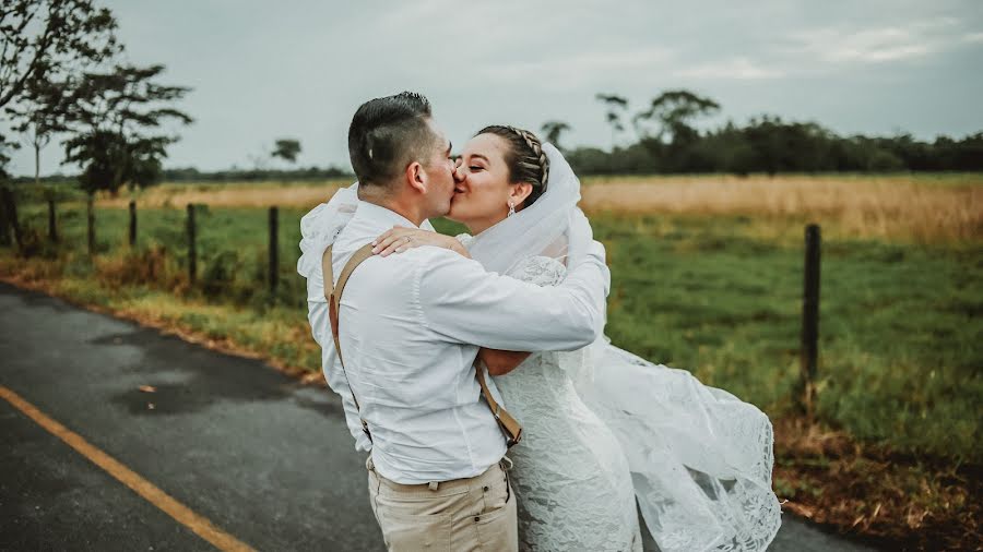 Fotógrafo de casamento Milo Herrera (aleymilo). Foto de 21 de maio 2022