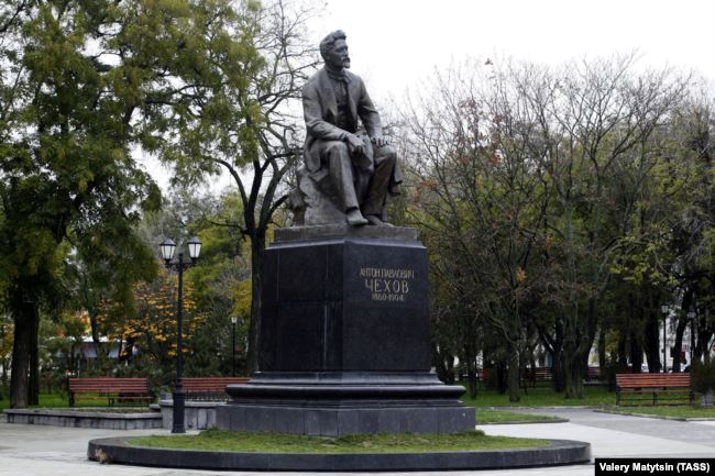 Пам'ятник письменникові Антону Чехову в Таганрозі, який був відкритий у 1960 році
