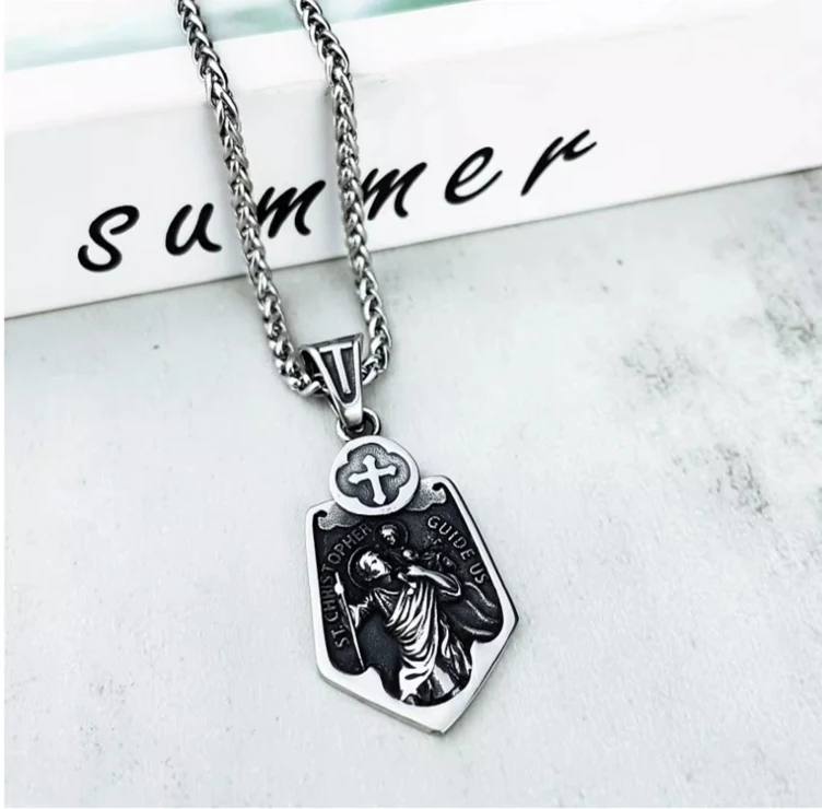 Collier rétro avec pendentif croix bouclier en acier titane, robuste et protecteur, pour homme, design unique, style religieux.