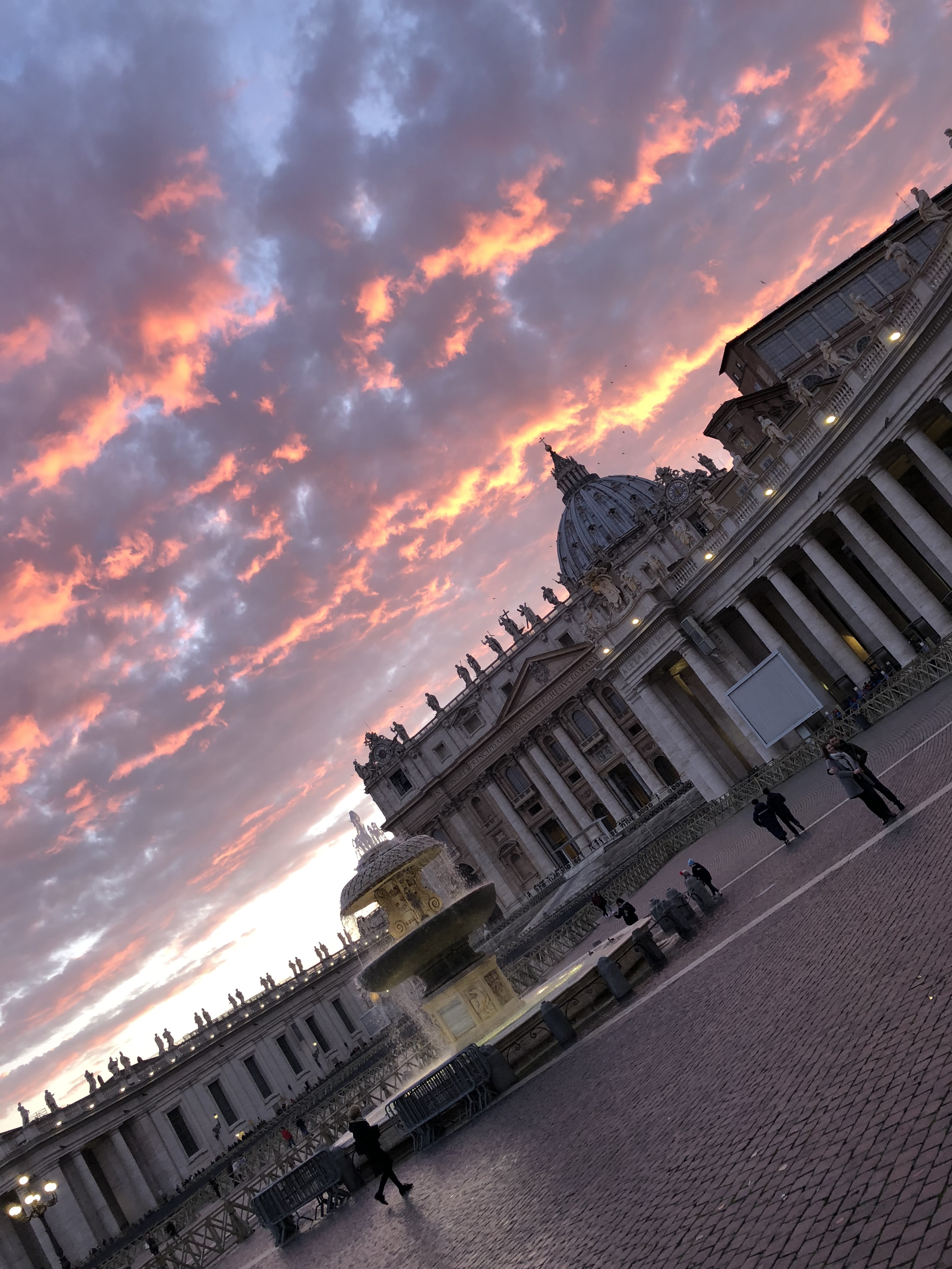 Tramonto a Piazza San Pietro di veronica_zaccagni