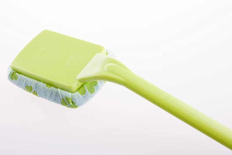 Brosse de douche douce en sassafras pour femmes, rétractable, pour une exfoliation délicate et une peau propre et éclatante.