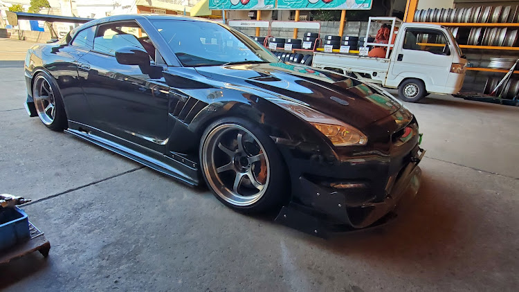 NISSAN GT-RのR35・R'sミーティング2022・タイヤ交換に関するカスタム事例の投稿画像1枚目