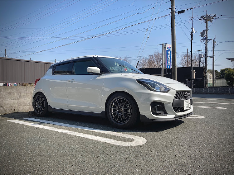 スイフトスポーツの左斜め前写真展・右斜め前写真展に関するカスタム事例の投稿画像2枚目
