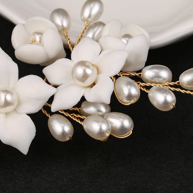 Bruids haaraccessoires Haarspelden voor bruiloften. Verfraai je bruidslook met elegante en sprankelende haarspelden voor een stralende dag.