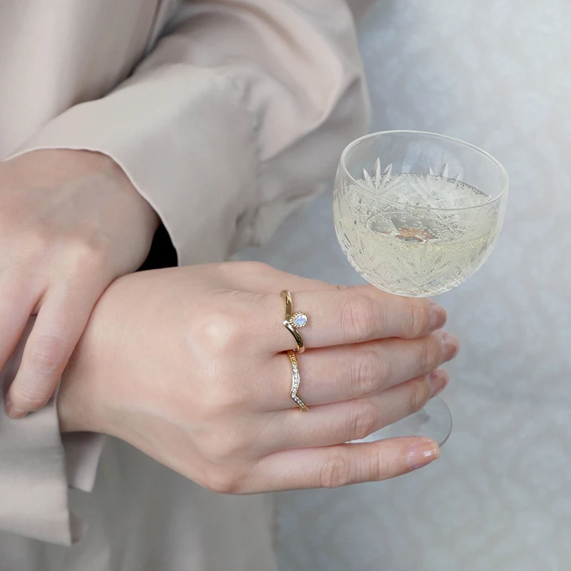 Bague goutte en V plaqué argent S925 or 14K avec pierre de lune, un bijou élégant pour sublimer votre main.