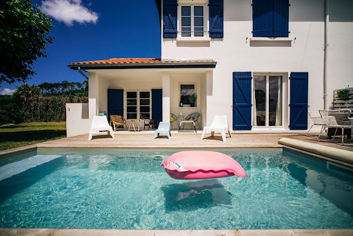 Maison avec piscine et terrasse 1