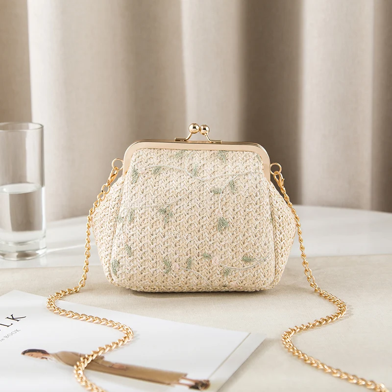 Sac bandoulière en paille et dentelle, parfait pour l'été. Léger et élégant, il accompagne vos journées à la plage ou en ville.