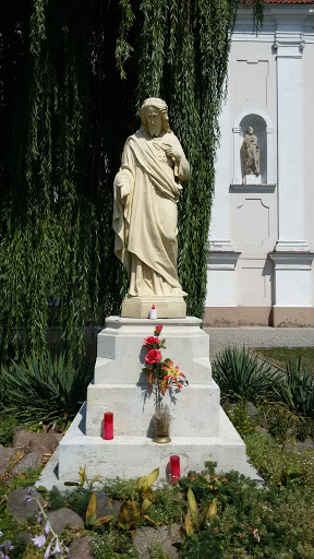 Pomnik Jezusa Chrystusa Przed Kościołem PS.  Św.  Jana Chrzciciela 