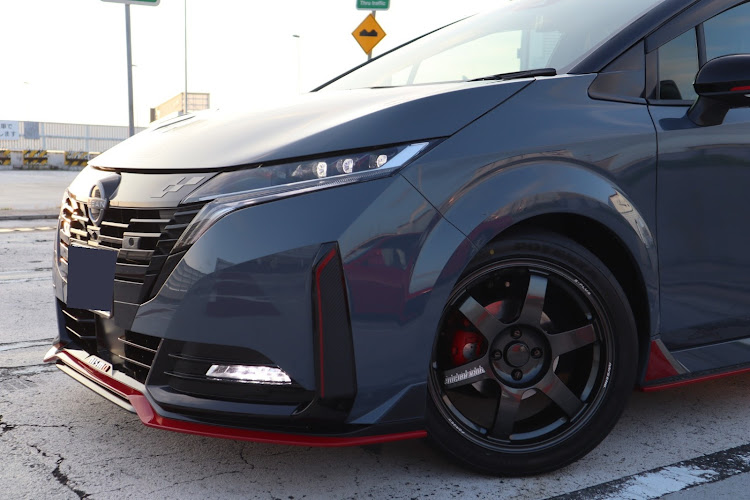ノート オーラの芝浦パーキングエリア・朝辰巳・レイズ ボルクレーシング・TE37 SAGA S-Plus・オーラニスモ　turned e-power 4WDに関するカスタム事例の投稿画像10枚目