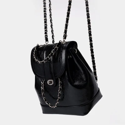 Mini Sac à Dos Écolière Chaîne en Cuir Huilé. Petit sac à dos élégant, parfait pour l'école ou les sorties. Confortable et tendance pour toutes occasions.