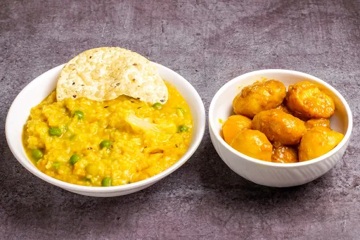 Khichuri With Aloo Dum