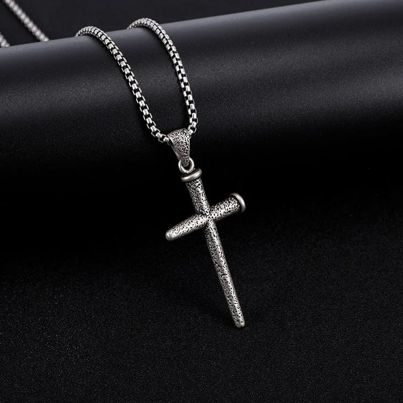 Collar Cruzado Vintage con Diseño de Patrones para un Toque Clásico. Perfecto para añadir elegancia y estilo a cualquier atuendo.