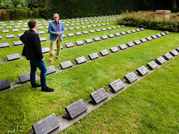 Friedhof für Zwangsarbeiter und Kriegsgefangene - Richard Bösch mit Initiator Berthold Seeger Internet.jpg