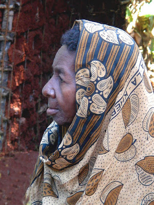 Donna con foulard di aldo