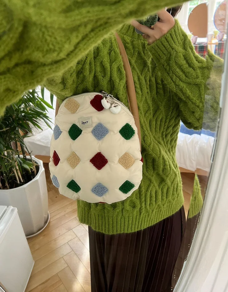 Bolsa de design de nicho, estilo underarm, bordada com algodão, um acessório de moda perfeito para mulheres, elegante e funcional.