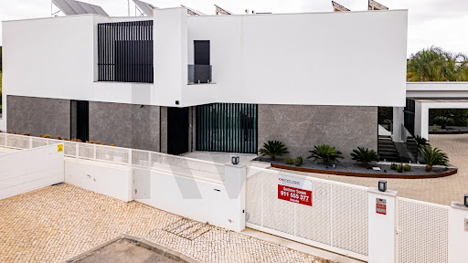House with pool 3
