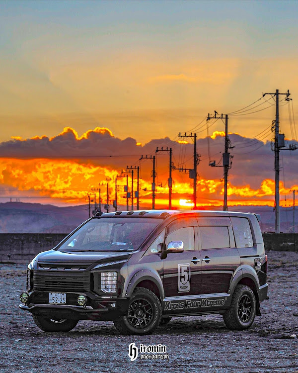 デリカD:5の朝焼けと愛車・朝活撮影📷・望遠レンズの世界・単焦点レンズの世界・ドアップ半顔に関するカスタム事例の投稿画像1枚目
