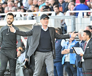 Le coach d'Auxerre, auteur d'un doigt d'honneur aux supporters adverses, est viré 