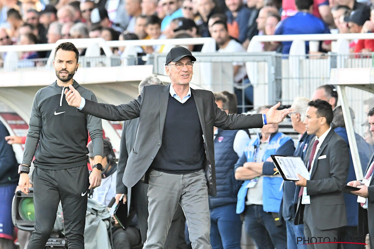 Le coach d'Auxerre, auteur d'un doigt d'honneur aux supporters adverses, est viré 