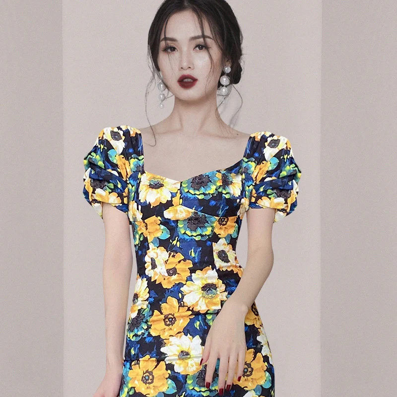 Saia midi estampada com corte slim, perfeita para um visual moderno e elegante. Valoriza o quadril e garante conforto e estilo em qualquer ocasião.