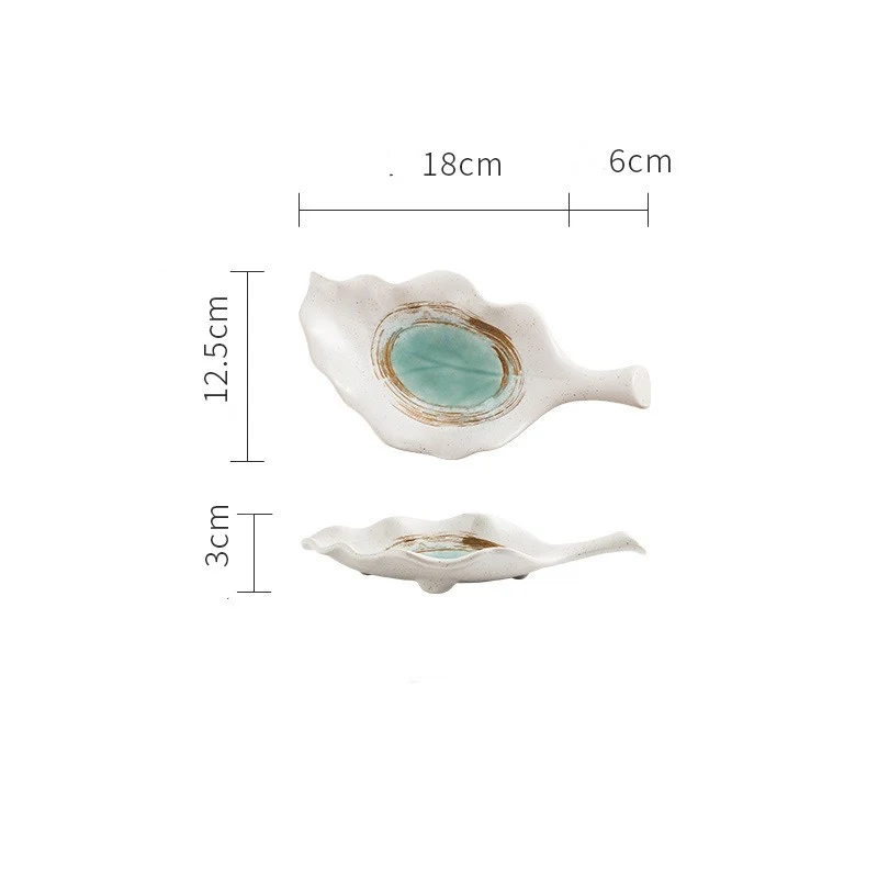 Assiette créative en céramique brute peinte à la main en forme de feuille, idéale pour servir des amuse-gueules et décorer votre table.