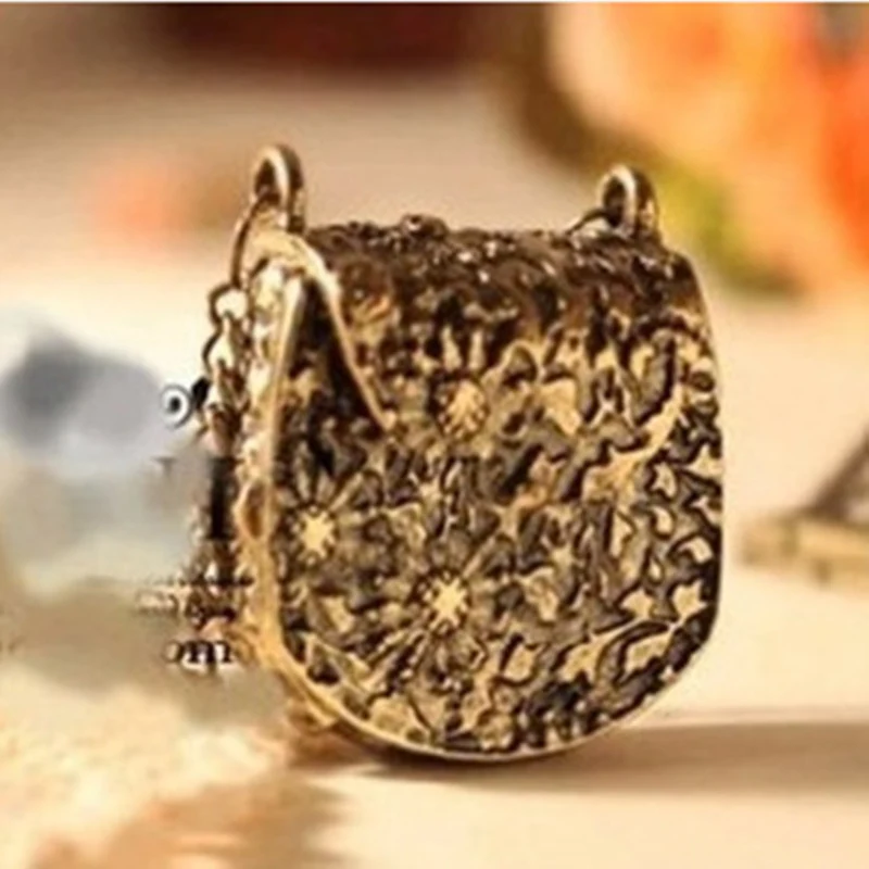 Title 1, Collier pendentif sac en métal sculpté exquis, ...