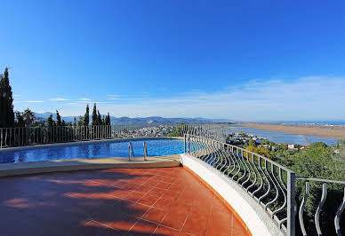 Seaside villa with pool and garden 2